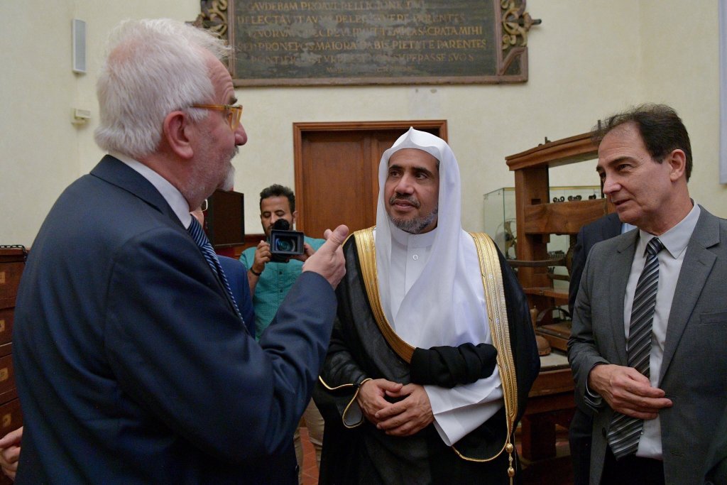 Le SG de la LIM visitant la bibliothèque de Florence en Italie où il a été reçu par son directeur pour une présentation des divers documents et livres historiques