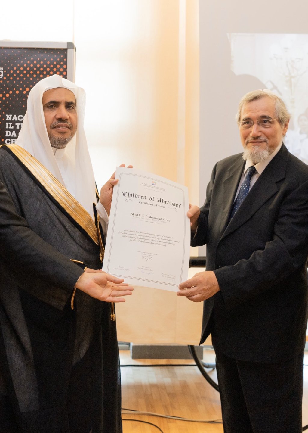 Lors d’une cérémonie officielle: L’école italienne Florence pour le dialogue remet au D.Mohammad Alissa le diplôme du mérite international pour le dialogue et le gouverneur de Rimini lui a remis la médaille de la ville. Parmi les raisons pour lesquelles le D.Mohammad Alissa a reçu le diplôme du mérite pour le dialogue international: «Son travail pour la coopération et la promotion du dialogue entre les adeptes des religions pour servir l’humanité.