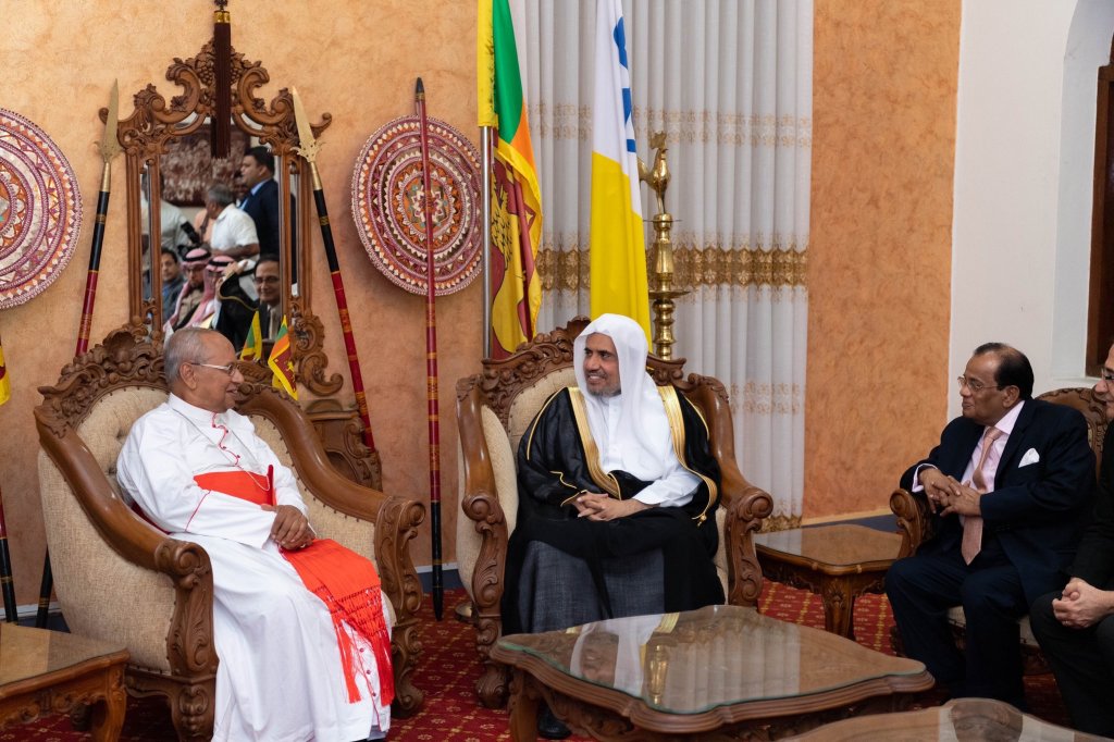 Le SG de la Ligue Islamique Mondiale D.Mohammad Alissa rencontre au Sri Lanka le Cardinal Ranjith au Sri Lanka Président des Évêques à qui il a présenté ses condoléances suite au attentats terroristes ils ont traité de l’harmonie religieuse entre les différents adeptes.