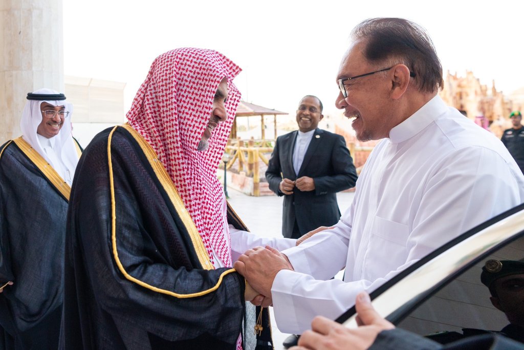 At the SG's Home in Makkah, HE Mr. Anwar ibrahim, the PM of Malaysia visited HE Dr. Al-Issa