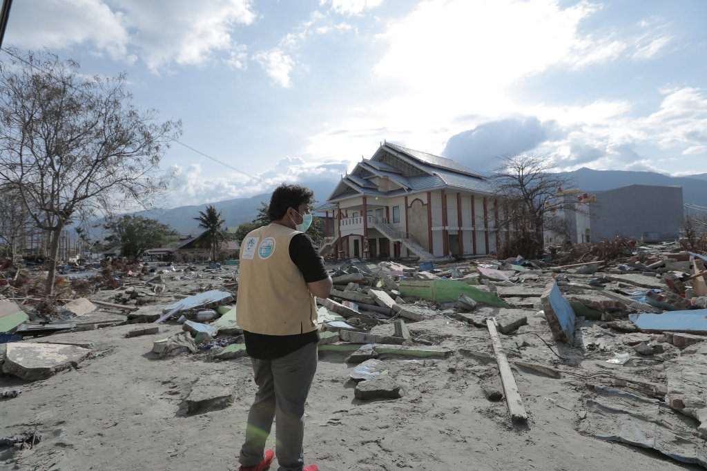 Un message de miséricorde pour le monde:  La LIM aide les personnes démunies sans distinction dans 95 pays avec des programmes de développement de prise en charge et de secours pour les orphelins les malades et les réfugiés, avec comme objectif: la bienve