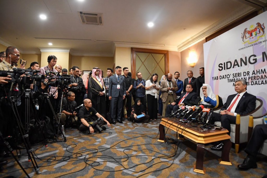 Le SG de la LIM avec le Vice-Premier Ministre malaisien durant la conférence de presse donnée suite au congrès mondial sur la sécurité internationale.