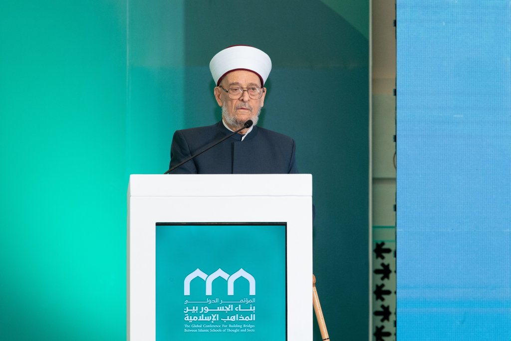 Le président de l'Académie irakienne de la jurisprudence islamique cheikh Ahmed Hassan Al-Taha, lors de la séance de clôture de la conférence : « Construire des ponts entre les écoles islamiques » :