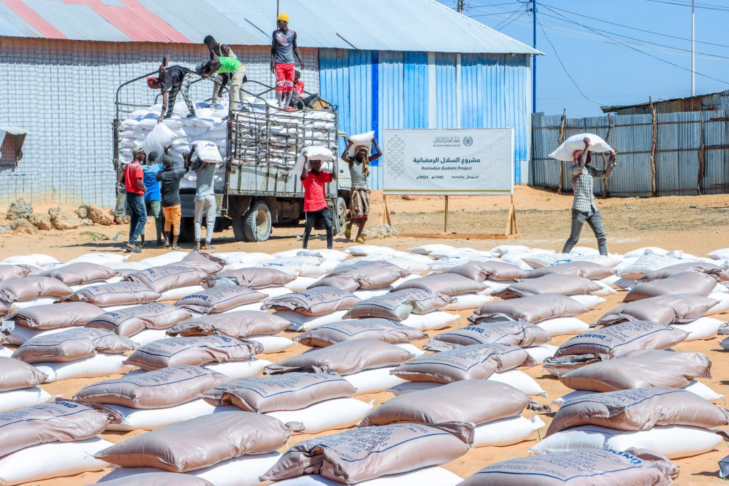 Pendant le mois de la miséricorde, La Ligueislamiquemondiale continue de mettre en œuvre son projet de distribution de paniers alimentaires du mois du Ramadan aux personnes dans le besoin dans le monde islamique et dans les pays à minorité musulmane.