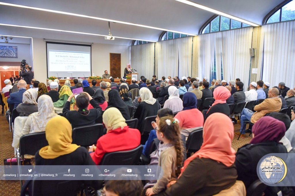 SG holds talks in London's Muslim Community Center. Its leaders commend the MWL's support of its religious rights & raising its awareness.