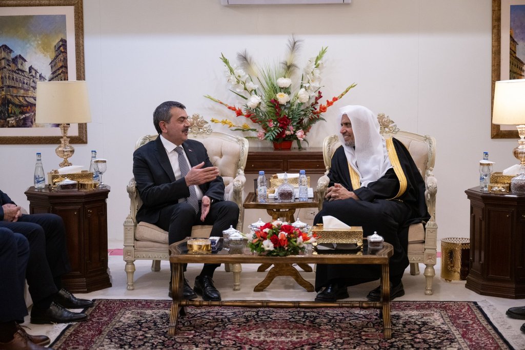 His Excellency Sheikh Dr. Mohammed Al-Issa, Secretary-General of the MWL and Chairman of the Organization of Muslim Scholars, met with Dr. Yusuf Tekin, Minister of National Education in the Republic of Türkiye, and the accompanying delegation.