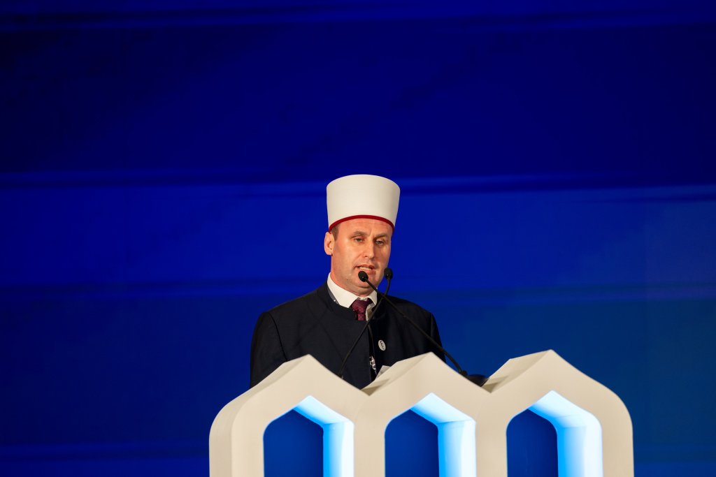 Le Grand imam, Président du Comité des savants et Mufti général de la République d’Albanie,  cheikh Bujar Spahiu, lors de l’inauguration de la deuxième édition de la Conférence ConstruireDesPontsEntreLesÉcoles