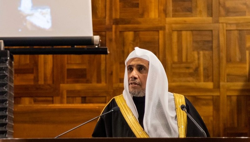 En présence du doyen de l’université et du président du comité pontifical pour le dialogue Mohammad Alissa a tenu une conférence à l’université catholique en Italie suite à laquelle il a été décoré de la médaille de l’université.