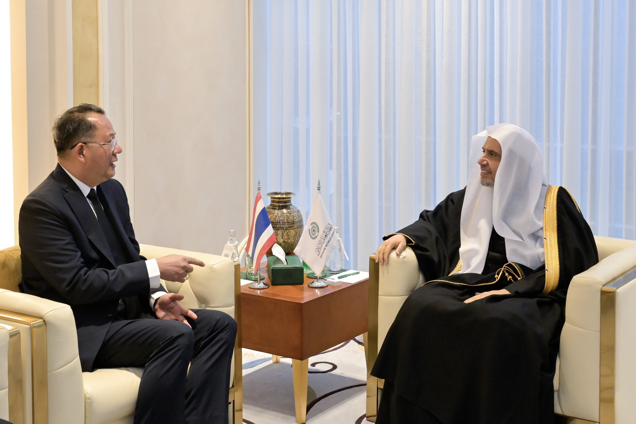 جناب آقای دکتر شیخ محمد العیسی ، دبیرکل و رئیس انجمن علمای مسلمان، در دفتر خود در ریاض، آقای دام بونتام، سفیر پادشاهی تایلند در عربستان سعودی را به حضور پذیرفت