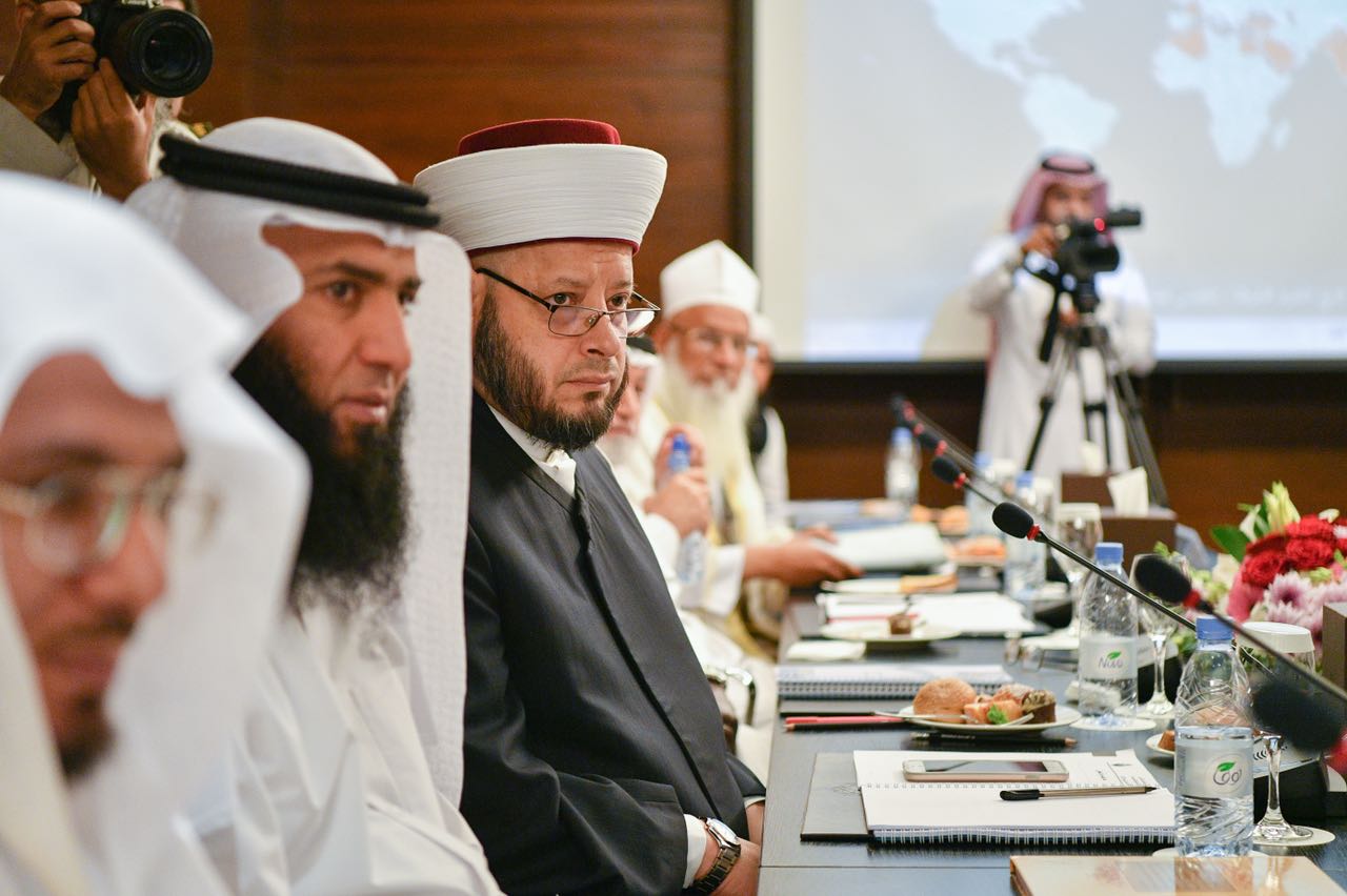 الشيخ محمود عكاوي من لبنان متحدثاً في الاجتماع