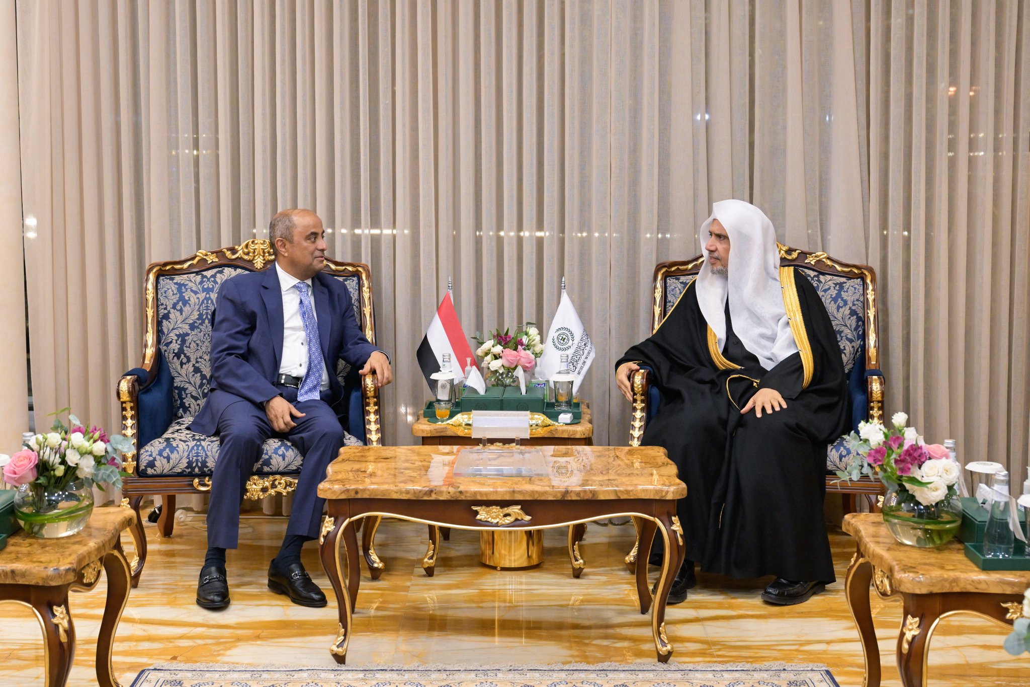 عزت مآب شیخ ڈاکٹر محمد العیسی نے ریاض میں اپنے دفتر میں یمن کے وزیر اعظم، جناب سالم بن صالح بن بریک کا استقبال کیا